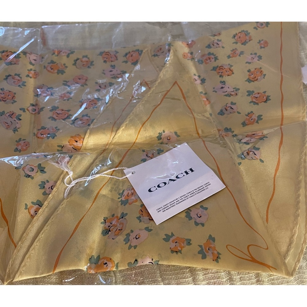 Coach Tea Rose Print Silk Diamond Scarf in Daisy NWT - Picture 3 of 9